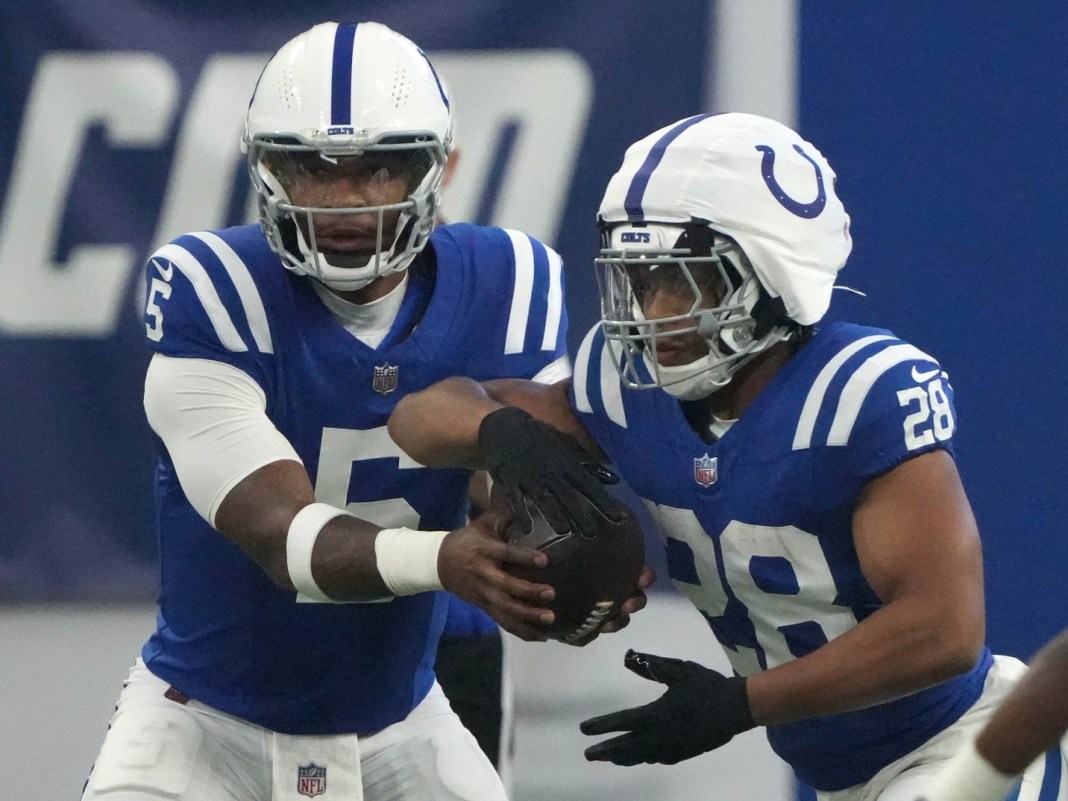 Syndication: The Indianapolis Star Indianapolis Colts quarterback Anthony Richardson (5) hands the ball off to running back Jonathan Taylor (28) during a preseason game at Lucas Oil Stadium in Indianapolis on August 11, 2024.