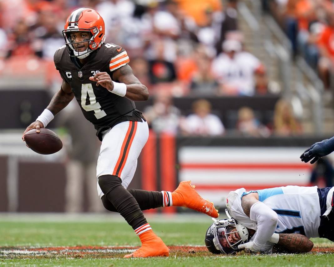 Syndication: The Tennessean Cleveland Browns quarterback Deshaun Watson (4) escapes from Tennessee Titans safety Amani Hooker (37)