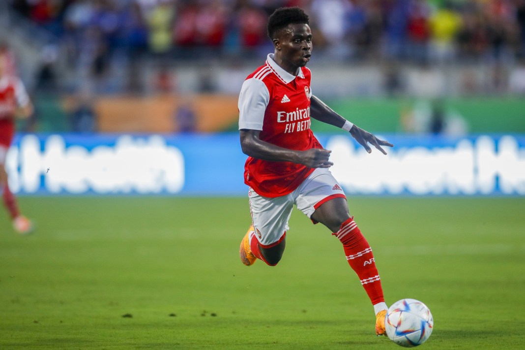 Arsenal midfielder Bukayo Saka (7) runs with the ball during the first half against Chelsea at Camping World Stadium on July 23, 2022.