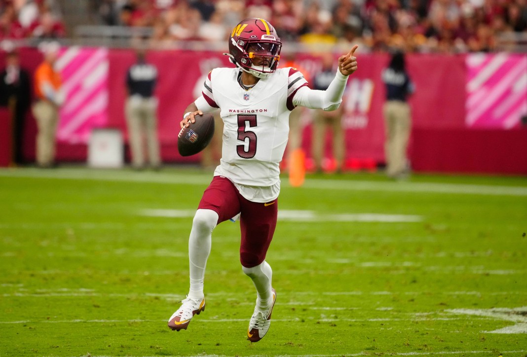 Syndication: Arizona Republic Commanders quarterback Jayden Daniels (5) looks for open receivers during the game against the Arizona Cardinals at State Farm Stadium in Glendale, Arizona, on September 29, 2024.