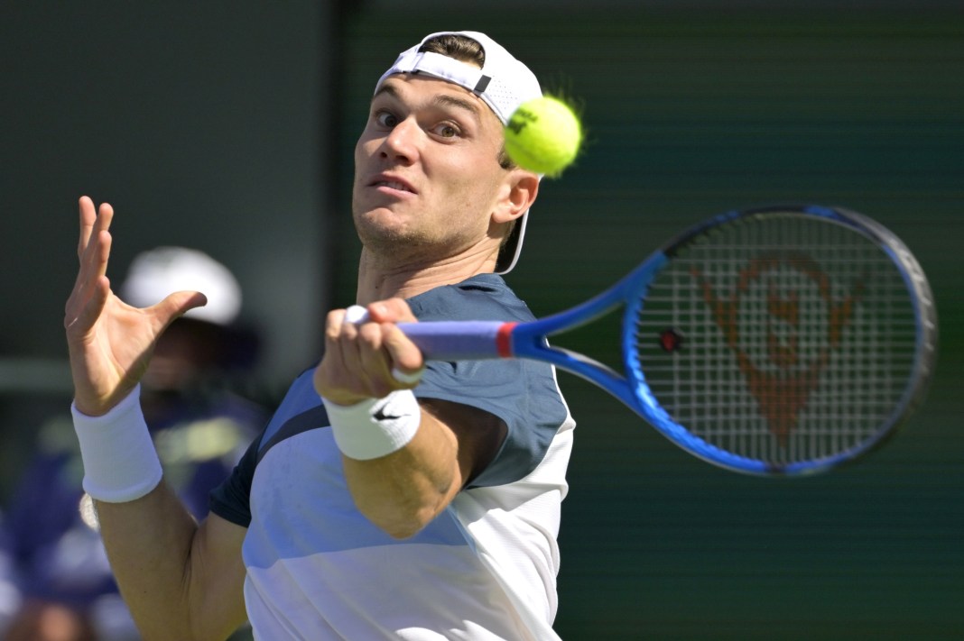 Jack Draper hits a forehand at the 2025 BNP Paribas Open in Indian Wells.