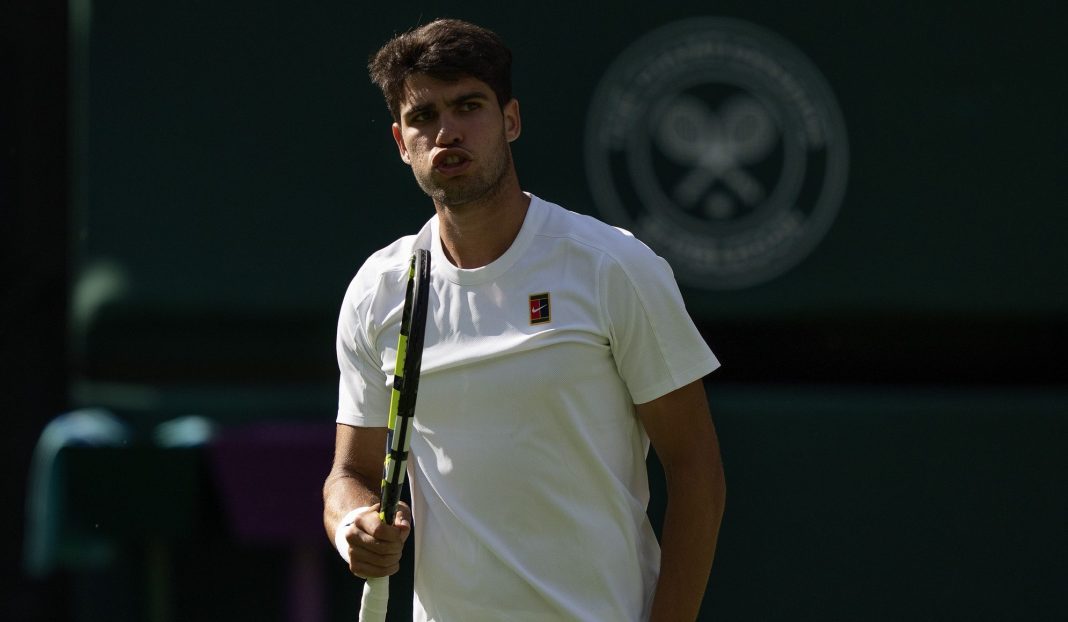 Carlos Alcaraz celebrates a point won against Oliver Tarvet at Wimbledon in 2025.
