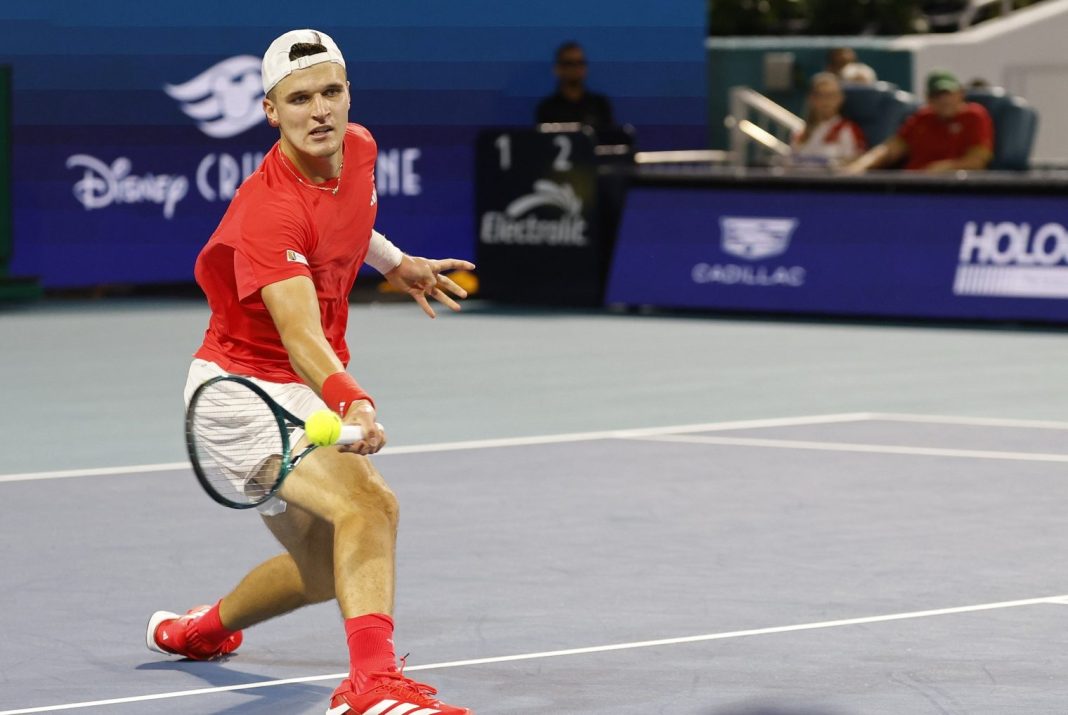 Jakub Mensik looks to hit a forehand during the 2025 Miami Open.